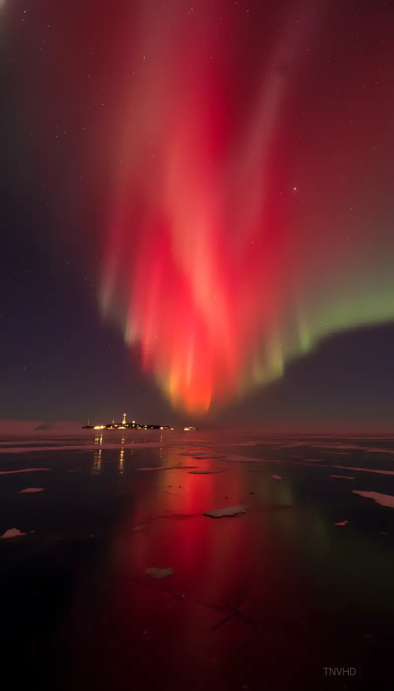 AI: An extremely rare all-red aurora australis
blazing across the southern polar sky...